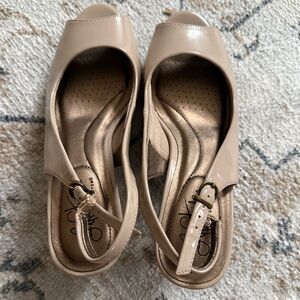 Life Stride Chic Beige Open-Toe Women's Shoes Size 7